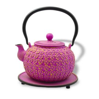 Ein Bild von Eisengusskanne 1.2l - Hana - Purpur / Gold, in der Kategorie Teekannen und Teesets Teekannen mit Sieb Kaufen Teekannen aus Gusseisen kaufen