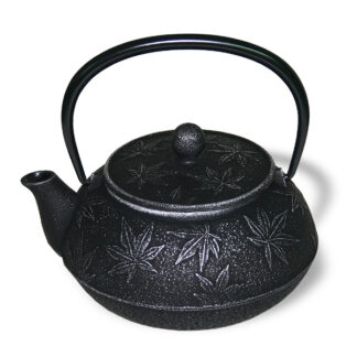 Ein Bild von Eisengusskanne Japan - Hanfblatt - Schwarz / Silber (0.65 l), in der Kategorie Teekannen und Teesets Teekannen mit Sieb Kaufen Teekannen aus Gusseisen kaufen