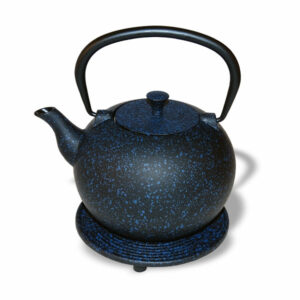 Ein Bild von Eisengusskanne Tama 1.0l - Blau, in der Kategorie Teekannen und Teesets Teekannen mit Sieb Kaufen Teekannen aus Gusseisen kaufen