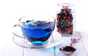 Blue Butterfly Pea Tea in einer Teetasse in der Schweiz