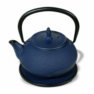Ein Bild von Eisengusskanne Arare 0.4l - Blau, in der Kategorie Teekannen und Teesets Teekannen mit Sieb Kaufen Teekannen aus Gusseisen kaufen