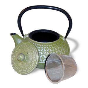 Ein Bild von Eisengusskanne "Hao" 0.7l - Grün mit Relief, in der Kategorie Teekannen und Teesets Teekannen mit Sieb Kaufen Teekannen aus Gusseisen kaufen