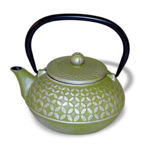Ein Bild von Eisengusskanne "Hao" 0.7l - Grün mit Relief, in der Kategorie Teekannen und Teesets Teekannen mit Sieb Kaufen Teekannen aus Gusseisen kaufen