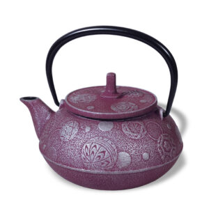 Ein Bild von Eisengusskanne Japan 0.65l - Guirlande - Silber  Violett, in der Kategorie Teekannen und Teesets Teekannen mit Sieb Kaufen Teekannen aus Gusseisen kaufen