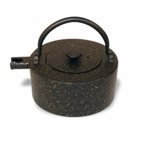 Ein Bild von Eisengusskanne Tawa - 0.5l - Schwarz / Gold, in der Kategorie Teekannen und Teesets Teekannen aus Gusseisen kaufen