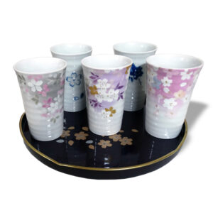 Ein Bild von Japanisches Tassenset aus Porzellan mit Servicetablett, in der Kategorie Teetassen und Gläser