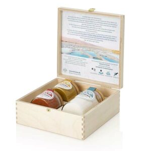 Ein Bild von Geschenkbox mit 3 Bio-Gewürzsalzen im Glas mit Bambusdeckel, in der Kategorie Kräuter und Gewürze Tee Geschenk Salz