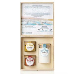 Ein Bild von Geschenkbox mit 3 Bio-Gewürzsalzen im Glas mit Bambusdeckel, in der Kategorie Kräuter und Gewürze Tee Geschenk Salz