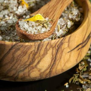 Ein Bild von Gewürzsalz Mediterran - Bio - 75g im Glas mit Bambusdeckel, in der Kategorie Kräuter und Gewürze Salz