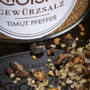 Ein Bild von Gewürzsalz Timut Pfeffer - Bio - 90g im Glas mit Bambusdeckel, in der Kategorie Kräuter und Gewürze Pfeffer Salz