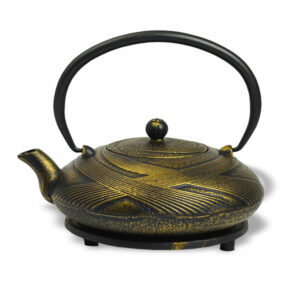 Ein Bild von Eisengusskanne Hqui 0.8l - Schwarz-Gold, in der Kategorie Teekannen und Teesets