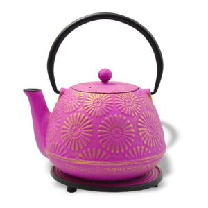 Ein Bild von Eisengusskanne 1.2l - Hani - Purpur / Gold, in der Kategorie Teekannen und Teesets