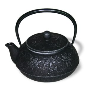 Ein Bild von Eisengusskanne Japan - Hanfblatt - Schwarz / Silber (0.65 l), in der Kategorie Teekannen und Teesets Teekannen mit Sieb Kaufen Teekannen aus Gusseisen kaufen