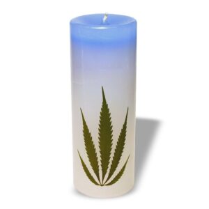 Ein Bild von Kerze mit Hanfblatt - hellblau, in der Kategorie Kerzen