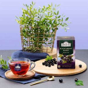 Ein Bild von Ahmad Tea - Blackcurrant Burst - 20 Teebeutel à 2g, in der Kategorie Schwarz Tee aromat. Tee im Teebeutel kaufen