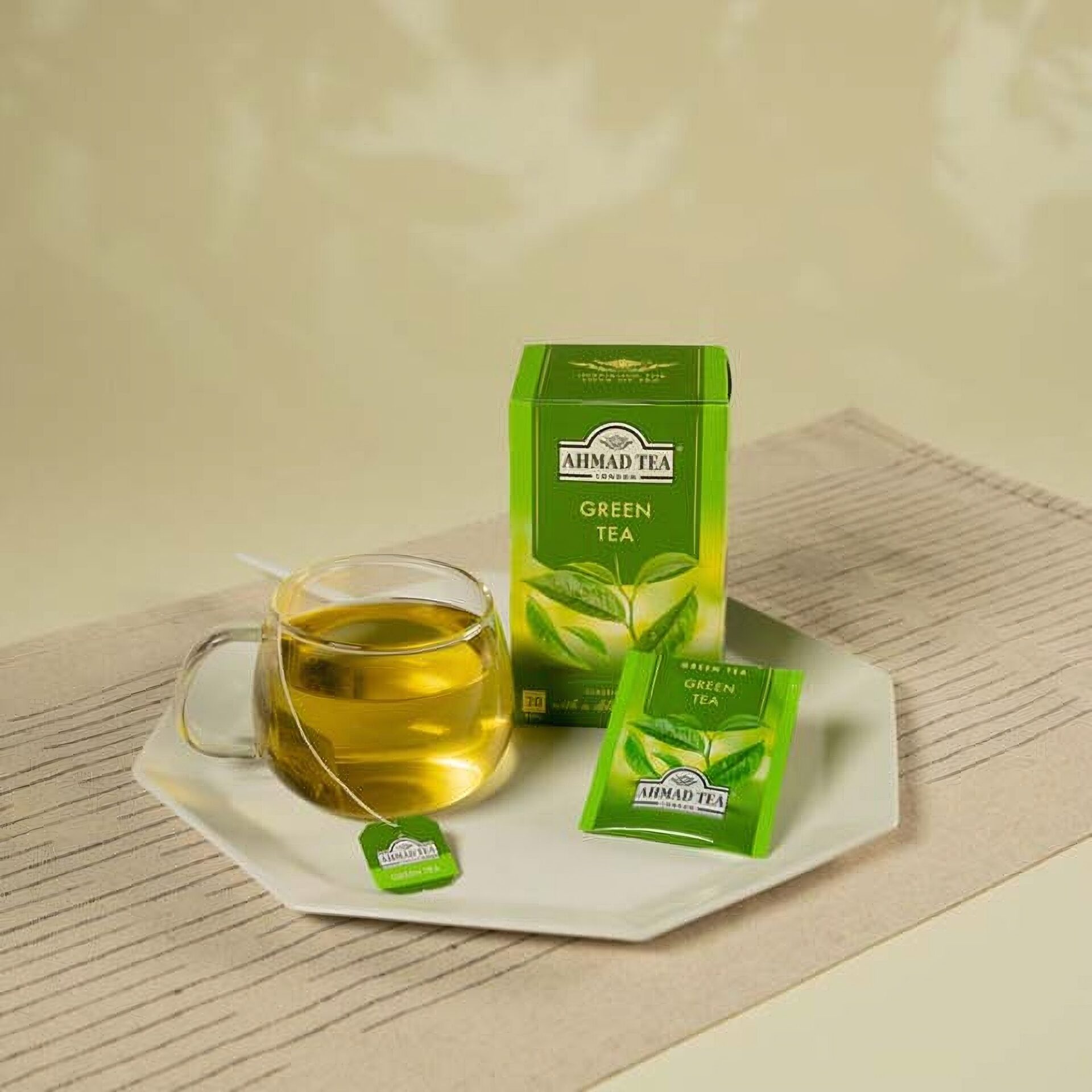 Ein Bild von Ahmad Tea - Green Tea Pure - 20 Teebeutel à 2g, in der Kategorie Grün Tee pur Tee im Teebeutel kaufen