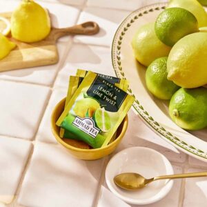 Ein Bild von Ahmad Tea - Lemon & Lime Twist - 20 Teebeutel à 2g, in der Kategorie Schwarz Tee aromat. Tee im Teebeutel kaufen