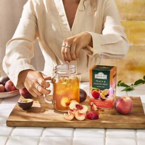 Ein Bild von Ahmad Tea - Peach & Passion Fruit - 20 Teebeutel à 2g, in der Kategorie Schwarz Tee aromat. Tee im Teebeutel kaufen