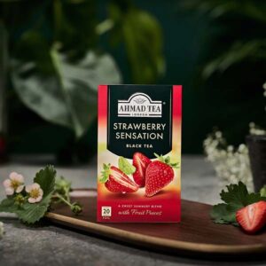 Ein Bild von Ahmad Tea - Strawberry Sensation - 20 Teebeutel à 2g, in der Kategorie Schwarz Tee aromat. Tee im Teebeutel kaufen