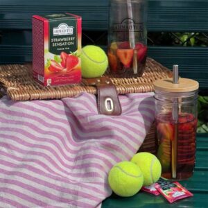 Ein Bild von Ahmad Tea - Strawberry Sensation - 20 Teebeutel à 2g, in der Kategorie Schwarz Tee aromat. Tee im Teebeutel kaufen