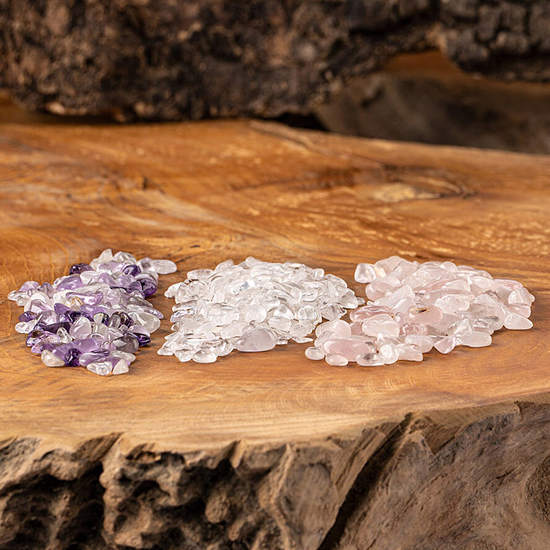 Ein Bild von Glastrinkflasche mit Kristallsteinen - Bergkristall Rosenquarz Amethyst, in der Kategorie Teezubehör