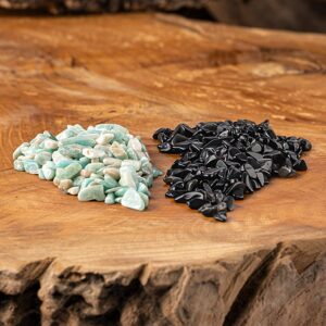 Ein Bild von Glastrinkflasche mit Kristallsteinen - Turmalin  Amazonit, in der Kategorie Teezubehör