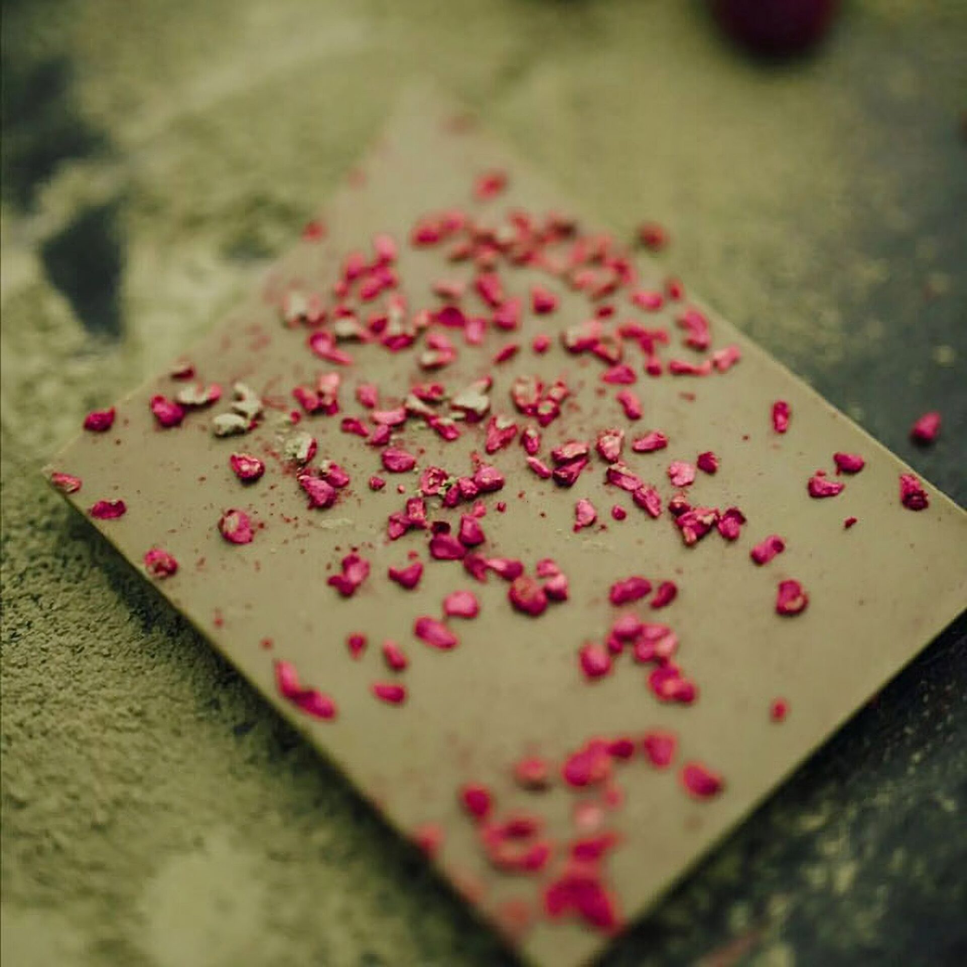 Ein Bild von Matcha Schokolade mit Himbeeren - Bio, in der Kategorie Nahrungsmittel