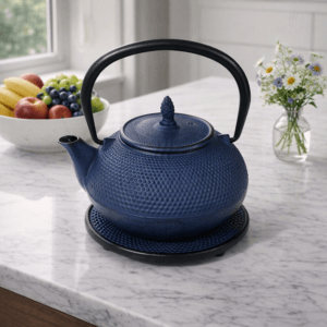 Ein Bild von Eisengusskanne Arare 0.4l - Blau, in der Kategorie Teekannen und Teesets Teekannen mit Sieb Kaufen Teekannen aus Gusseisen kaufen