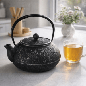Ein Bild von Eisengusskanne Japan - Hanfblatt - Schwarz / Silber (0.65 l), in der Kategorie Teekannen und Teesets Teekannen mit Sieb Kaufen Teekannen aus Gusseisen kaufen
