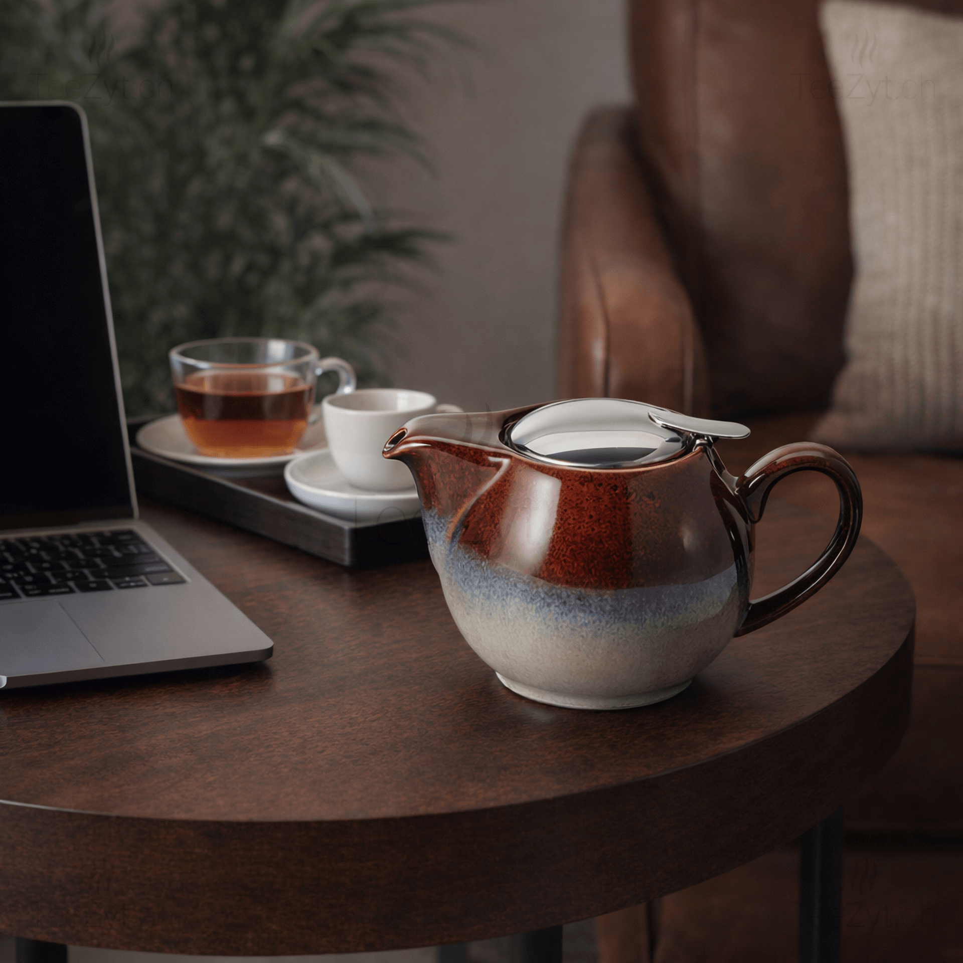 Ein Bild von Keramikkanne Saara mit Reactive Glaze - rot, in der Kategorie Teekannen und Teesets Teekannen mit Sieb Kaufen