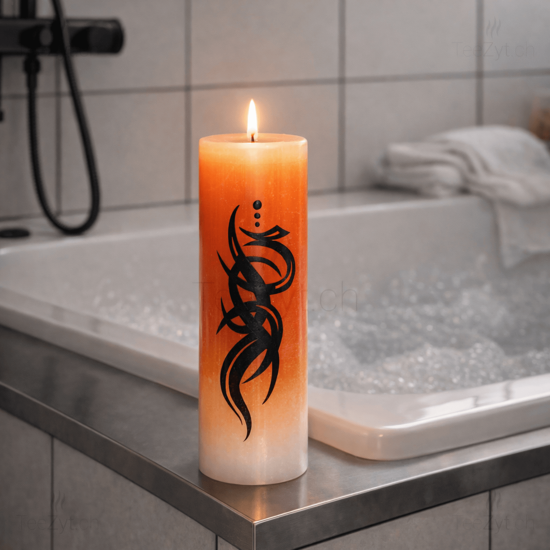 Ein Bild von Kerze mit Tribal Dekor - Orange/Weiss, in der Kategorie Kerzen