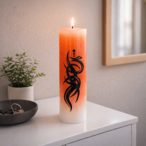Ein Bild von Kerze mit Tribal Dekor - Orange/Weiss, in der Kategorie Kerzen