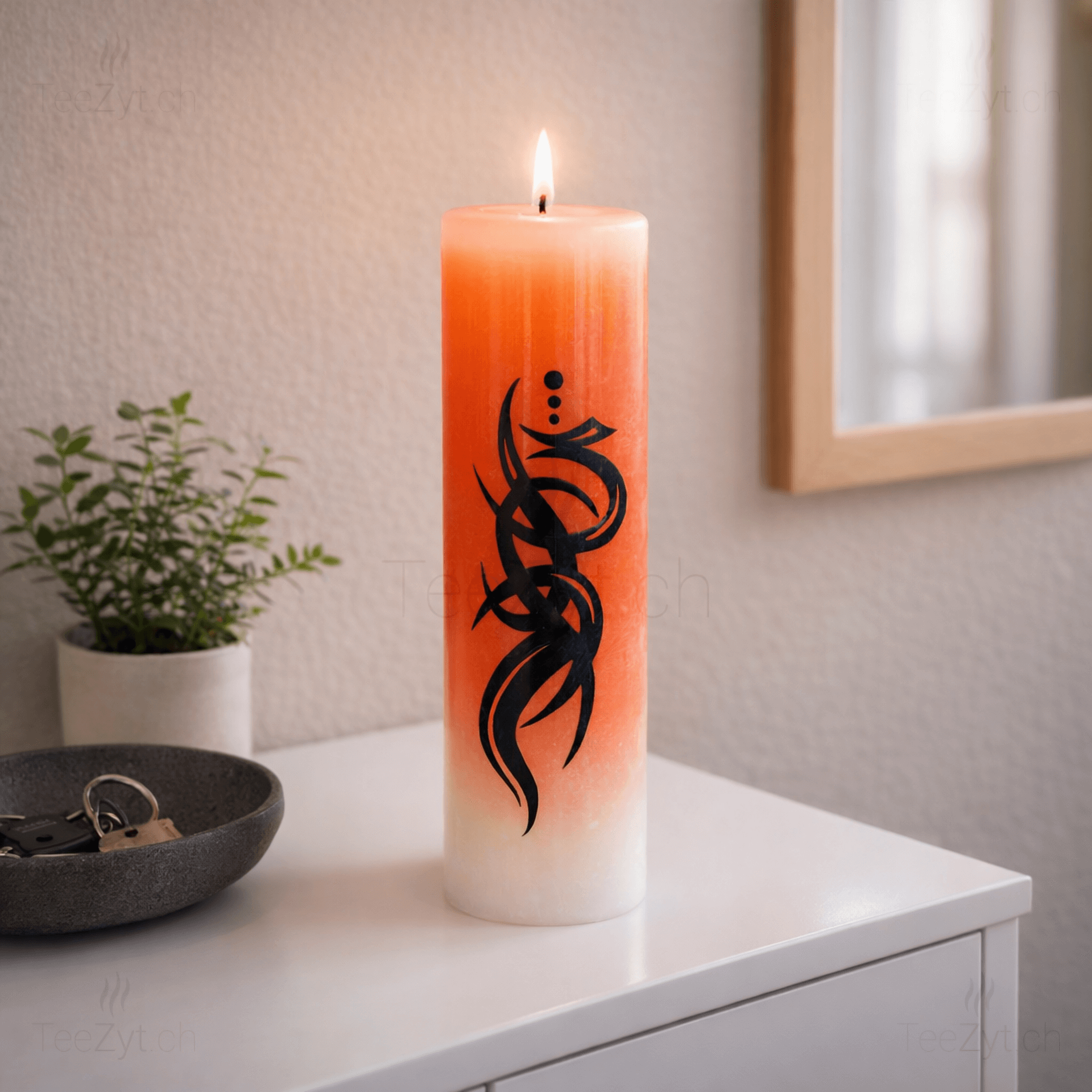 Ein Bild von Kerze mit Tribal Dekor - Orange/Weiss, in der Kategorie Kerzen