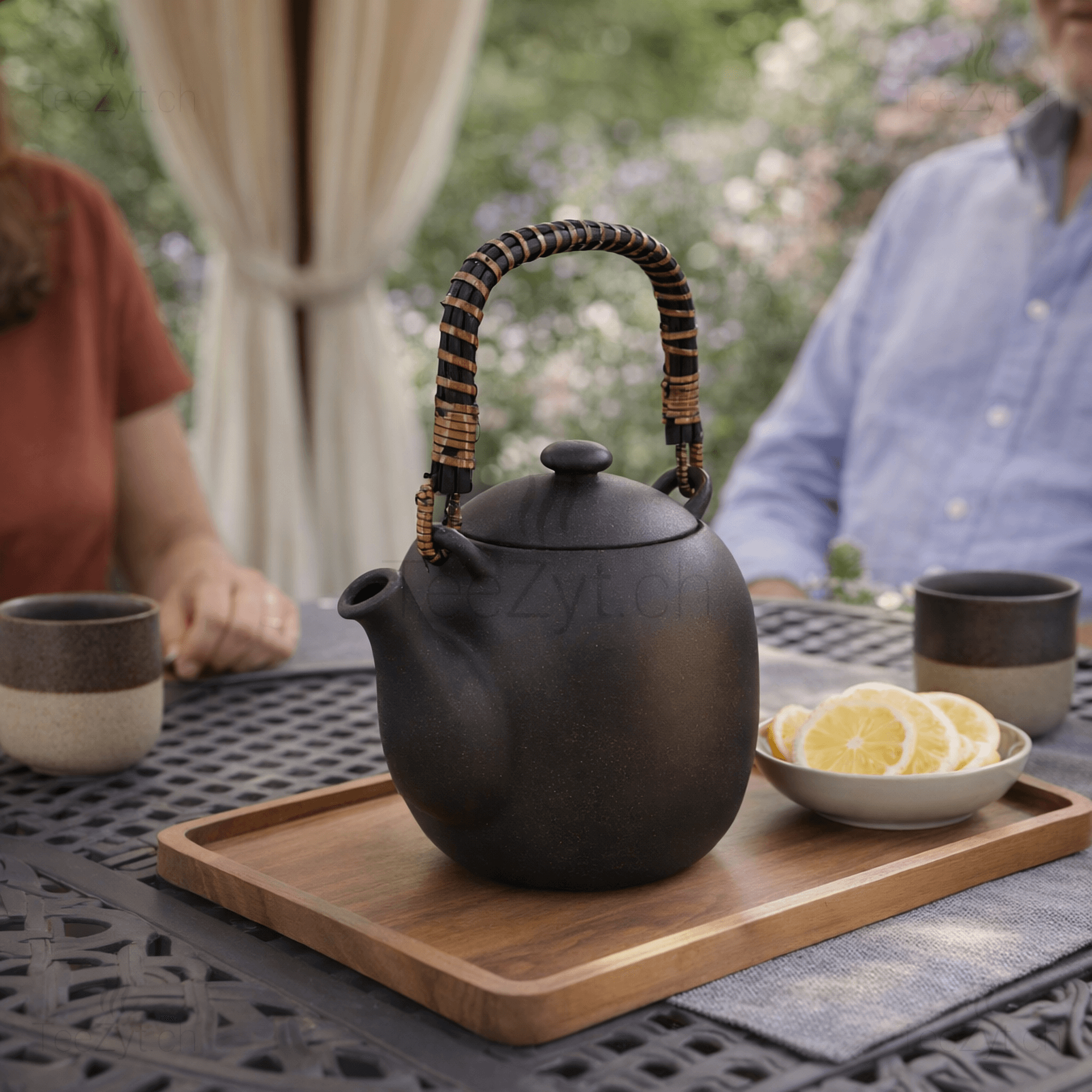 Ein Bild von Porzellankanne - Mono - Schwarz-Braun 700ml, in der Kategorie Teekannen und Teesets Teekannen mit Sieb Kaufen