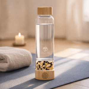Ein Bild von Glastrinkflasche mit Kristallsteinen - Goldener Beryll Turmalin, in der Kategorie Teezubehör Thermosflaschen und Trinkflaschen
