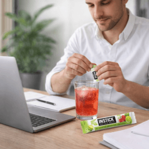 Ein Bild von Instick - Eistee Himbeere & Limette (Schwarztee-Extrakt) - 12 x 2.5g, in der Kategorie Nahrungsmittel Instantgetränke