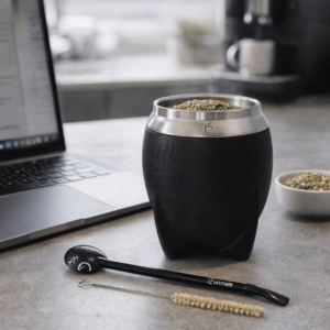 Ein Bild von Yerba Mate Teeset Torpedo INOX von Un Mate - Schwarz, in der Kategorie Teezubehör Mate Zubehör Calabasa (Mate-Becher)